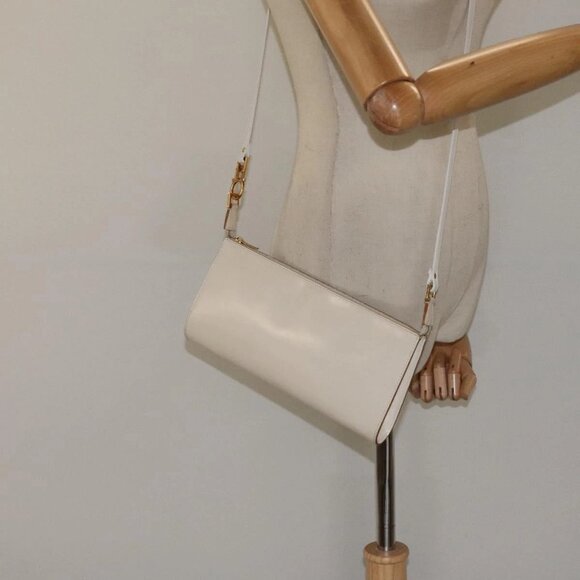 Salvatore Ferragamo Gancini Shoulder Bag Leather Ivory Gold Auth 122679 - Picture 3 of 16